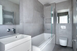 Hair dryer, towels, soap, toilet paper - The Best Hyde Park | 1 Bed+Sofa Bed | Sleeps 4 | Modern, Chic & Homely (London)