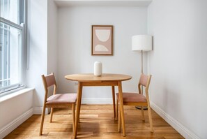 Dining - The Best Hyde Park | 1 Bed+Sofa Bed | Sleeps 4 | Modern, Chic & Homely (London)
