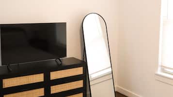 5 Schlafzimmer, Bügeleisen/Bügelbrett, WLAN