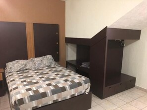 Escritorio y espacio para trabajar con laptop 