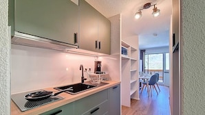 Private kitchen - 100m from ski slopes, 6th floor, balcony, ski locker, 23m², Val Thorens (Val Thorens)