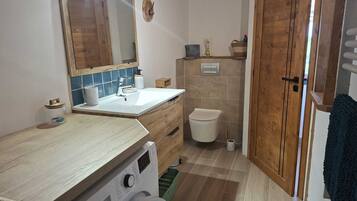 Douche, serviettes fournies, savon, papier toilette