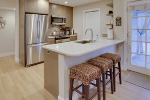 Private kitchen - 2BR - La Jolla Beach Retreat - BBQ & AC (San Diego)