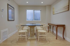 Dining - 2BR - La Jolla Beach Retreat - BBQ & AC (San Diego)