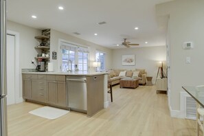 Interior - 2BR - La Jolla Beach Retreat - BBQ & AC (San Diego)