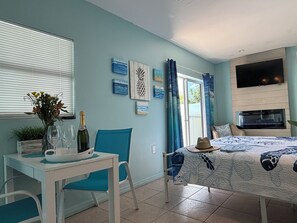 Dining - Relaxing Waterfront King Studio in Bonita Springs (Bonita Springs)