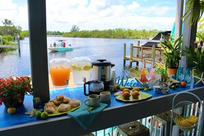 Outdoor dining - Relaxing Waterfront King Studio in Bonita Springs (Bonita Springs)