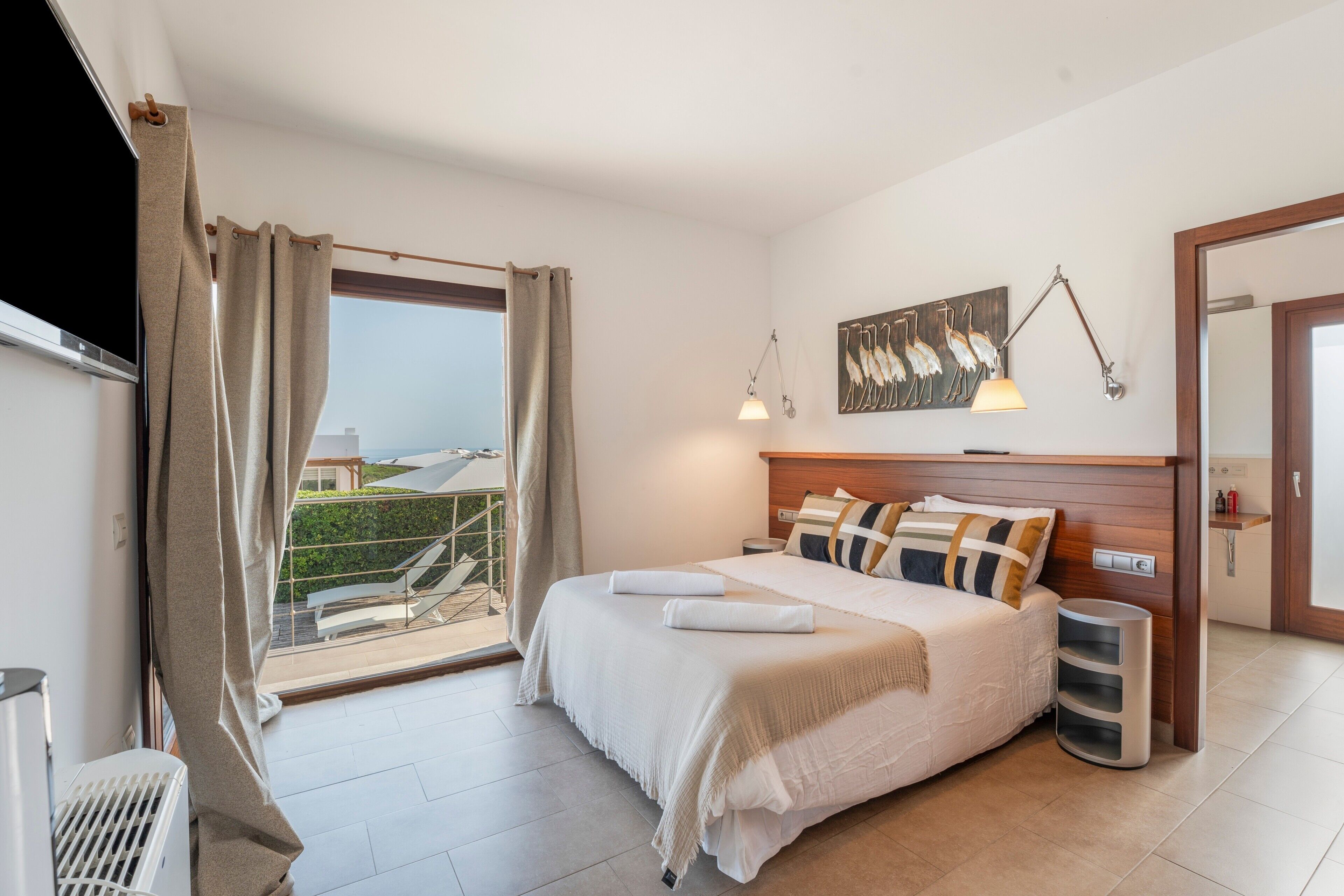 5 bedrooms, iron/ironing board, WiFi, bed sheets