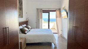 5 bedrooms, bed sheets