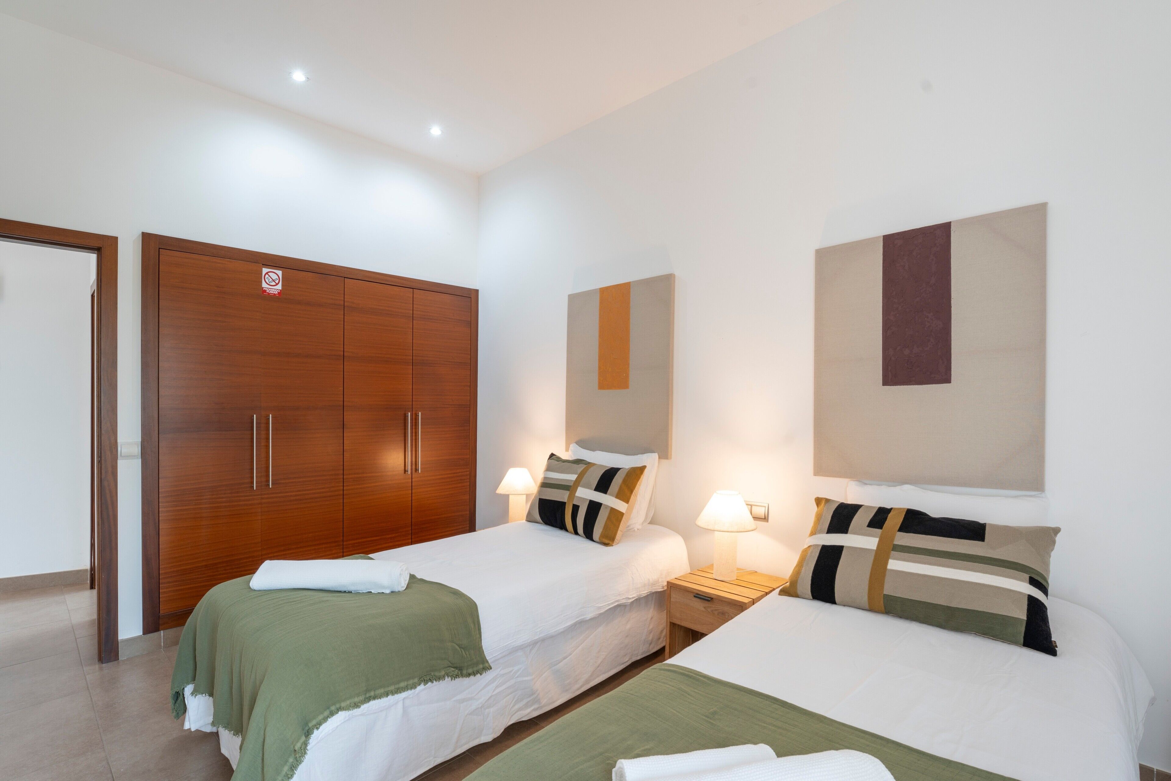 5 bedrooms, iron/ironing board, WiFi, bed sheets