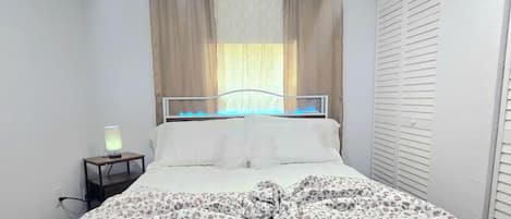 1 habitación, tabla de planchar con plancha, internet y ropa de cama