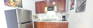 Geladeira, micro-ondas, cooktop, cafeteira/chaleira