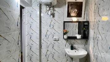 Standard Double Room, 1 Queen Bed, Mobility Accessible, Non Smoking | Bathroom