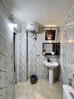 Standard Double Room, 1 Queen Bed, Mobility Accessible, Non Smoking | Bathroom - Touraco suite Hotel (Mbour)