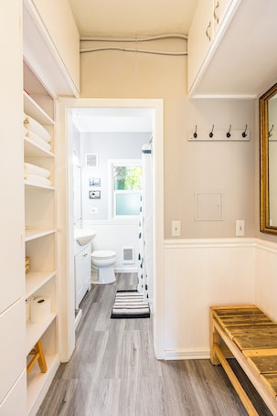 Shower, hair dryer, towels, soap. Cozy Cottage at Old Finn Hall - Country Retreat