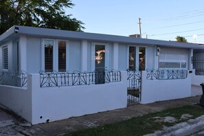 Exterior - La Casa de los Mangos (Fajardo)