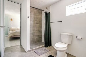 Shower, towels, soap, toilet paper - House with Private Pool & Bar (Fajardo)