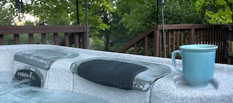 The Haven: Secluded Meadow, Nestled in the Pines 4 BD 3 Bath, HOT TUB