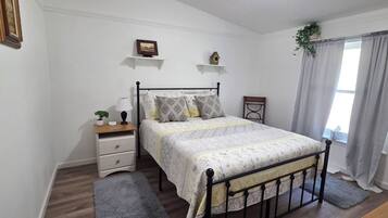 4 bedrooms, iron/ironing board, WiFi, bed sheets
