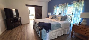 Room - The Haven: Secluded Meadow, Nestled in the Pines 4 BD 3 Bath, HOT TUB (Superior)