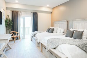 Quadruple Room, 2 Queen Beds, Non Smoking, Balcony - Hotel Whiskey in Long Beach (Long Beach)