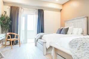 Quadruple Room, 2 Queen Beds, Non Smoking, Balcony - Hotel Whiskey in Long Beach (Long Beach)