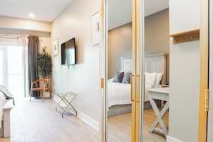 Habitación individual, 1 cama de matrimonio grande, no fumadores, balcón | Caja fuerte, escritorio, espacio para trabajar con un portátil