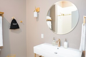 Shower, hair dryer, towels, soap - Hotel Whiskey in Long Beach (Long Beach)