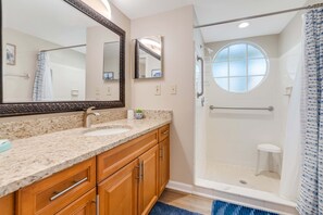 Shower, hair dryer, towels, shampoo - 3BR family condo | steps from Laguna Bay pool (Kissimmee)