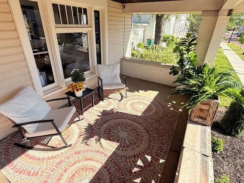 The Howdy Inn-Rustic Charm and Modern Comfort