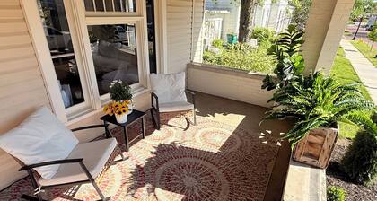 The Howdy Inn-Rustic Charm and Modern Comfort