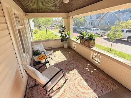 Terrace/patio. The Howdy Inn-Rustic Charm and Modern Comfort