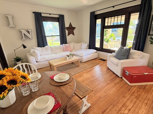 The Howdy Inn-Rustic Charm and Modern Comfort