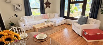 The Howdy Inn-Rustic Charm and Modern Comfort