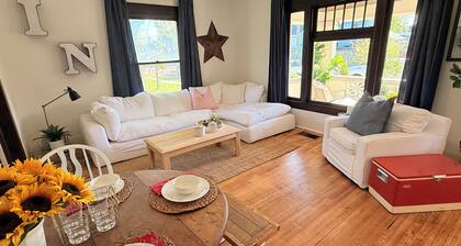 The Howdy Inn-Rustic Charm and Modern Comfort