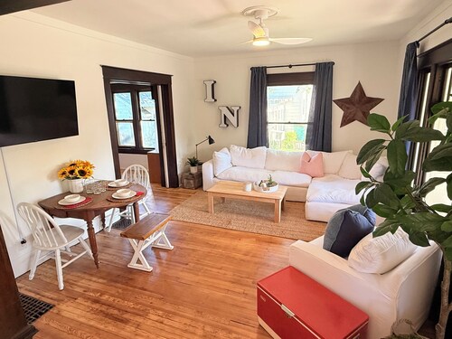The Howdy Inn-Rustic Charm and Modern Comfort