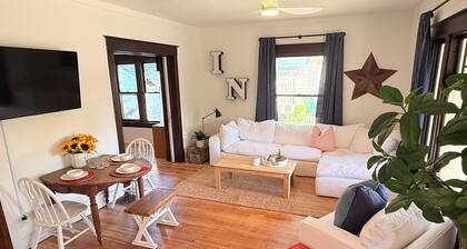 The Howdy Inn-Rustic Charm and Modern Comfort