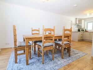 Dining - 20 Gwelfor Estate (Cemaes Bay)