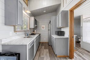 Private kitchen - King Suite with River Views, Jetted Tub, & Kitchen (Carroll County)