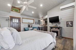 Room - King Suite with River Views, Jetted Tub, & Kitchen (Carroll County)