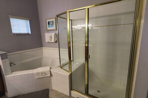 Dusche, Handtücher, Shampoo