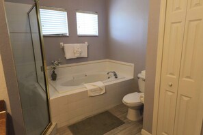 Shower, towels, shampoo - 3BR resort condo: Hot tub, pools, lake access (Davenport)