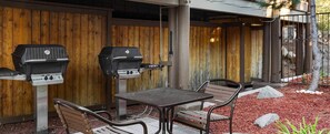 Outdoor dining - Spacious  1-bedroom condo with fireplace in enchanting Stateline (Stateline)