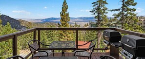Outdoor dining - Spacious  1-bedroom condo with fireplace in enchanting Stateline (Stateline)