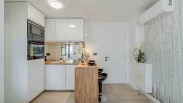 Deluxe Apartment, Mountain View | Private kitchen | Electric kettle