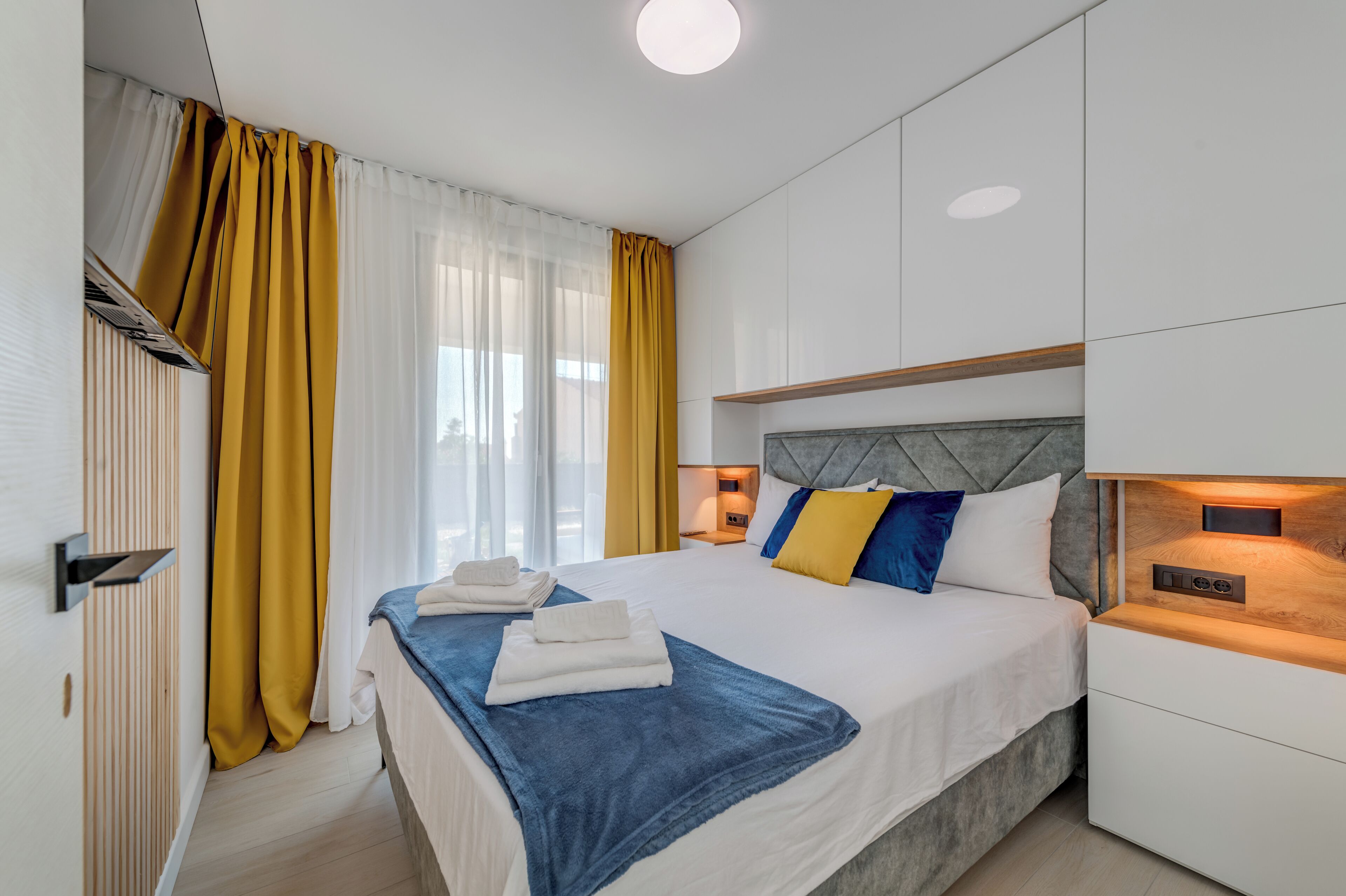 Deluxe Apartment, Mountain View | In-room safe, soundproofing, iron/ironing board, free WiFi