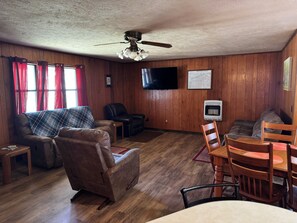 Living area - Charming 3 bedroom country home nestled in the Ozarks. Buffalo River/Hiking (Marshall)