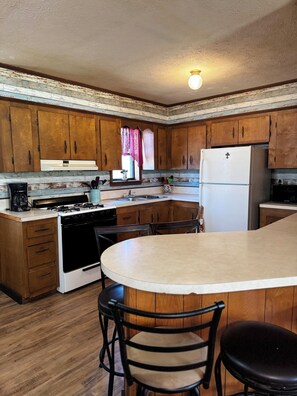 Private kitchen - Charming 3 bedroom country home nestled in the Ozarks. Buffalo River/Hiking (Marshall)