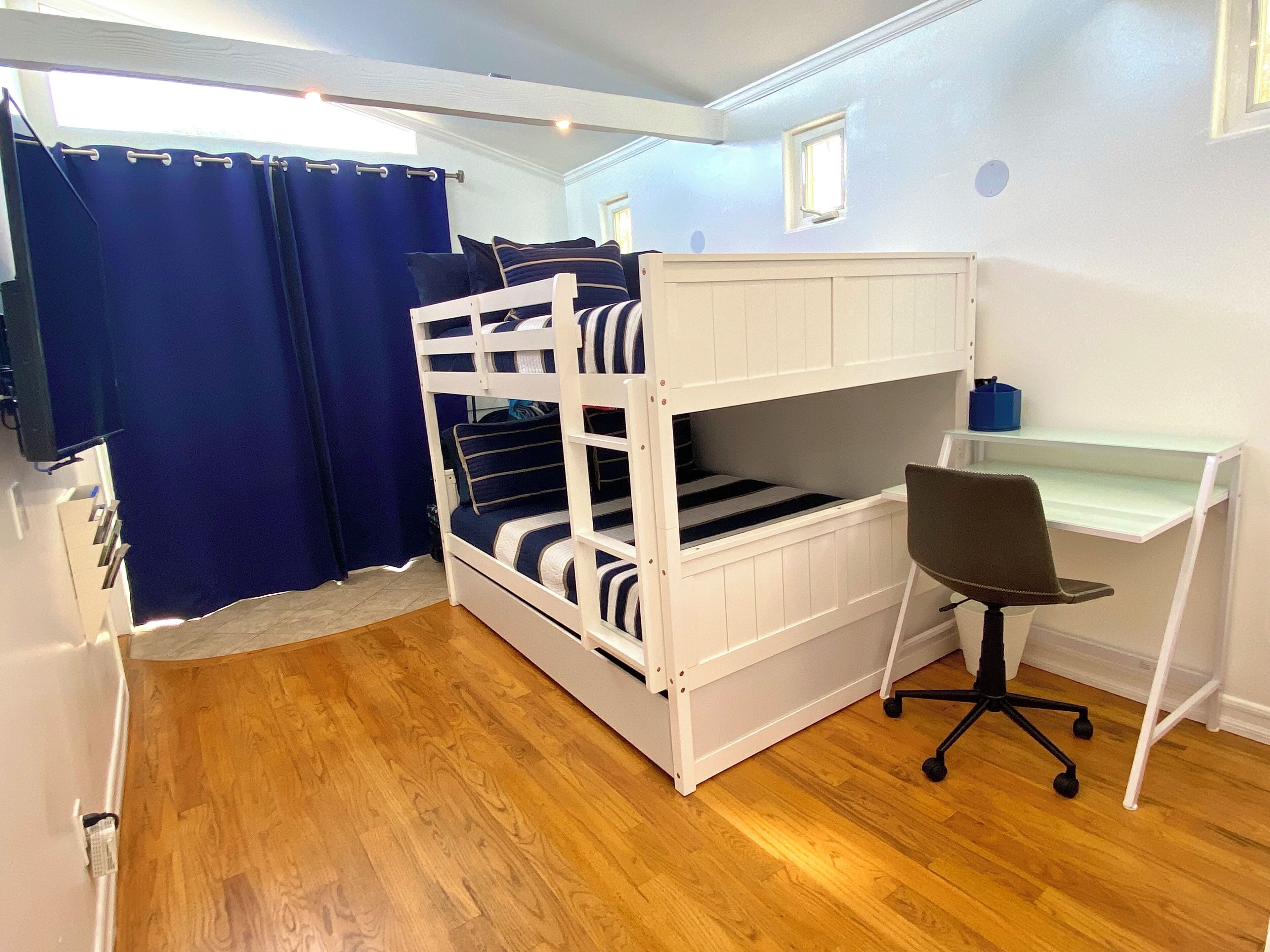 3 chambres, fer et planche à repasser, Wi-Fi, draps fournis