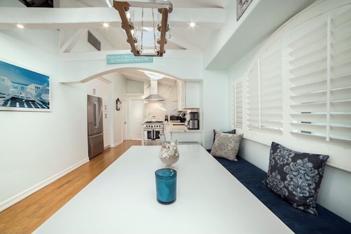 Beach Cottage - 1.5blks to Beach!